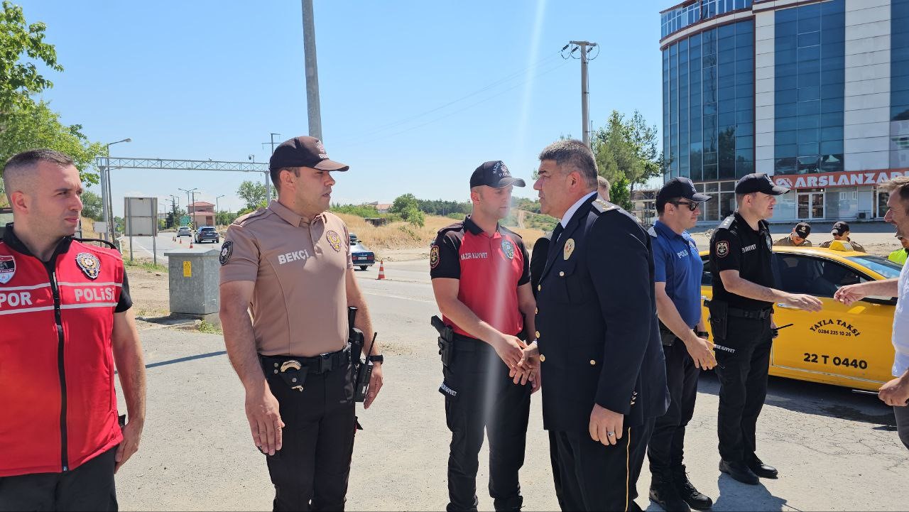 Edirne Emniyet M&uuml;d&uuml;r&uuml; Karaburun, vatandaşların bayramını kutladı
