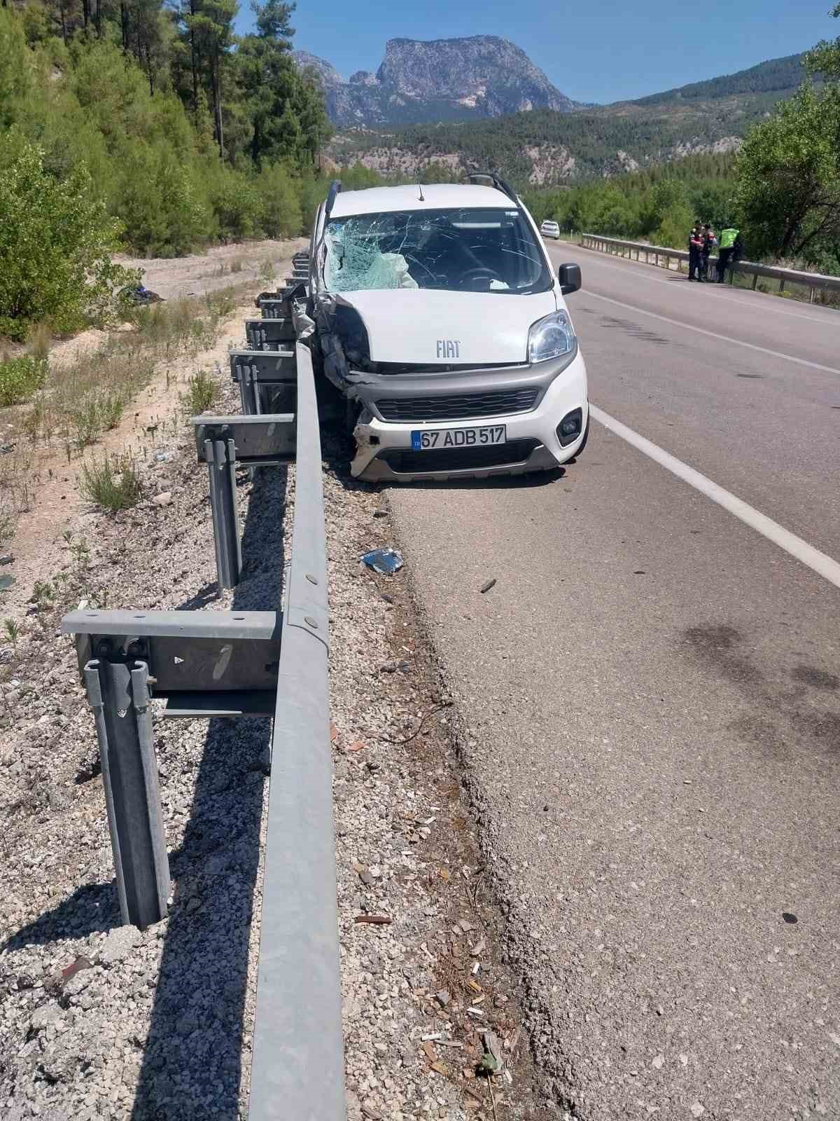 Hafif ticari ara&ccedil; ile motosiklet &ccedil;arpıştı: 2 &ouml;l&uuml;, 2 yaralı
