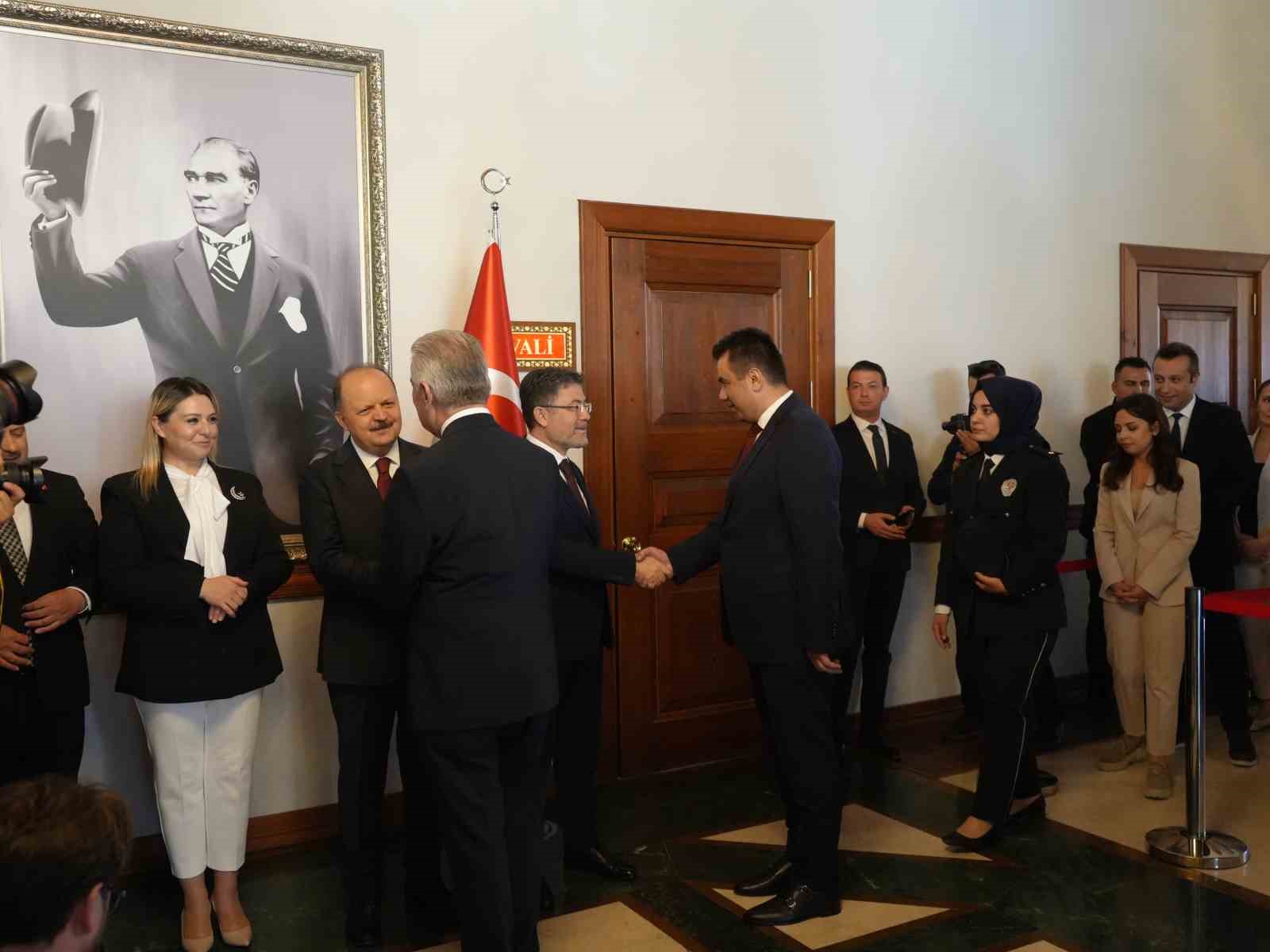 Tarım ve Orman Bakanı Yumaklı: &ldquo;Bayramın sorunsuz ge&ccedil;mesi i&ccedil;in t&uuml;m tedbirlerimizi aldık&rdquo;
