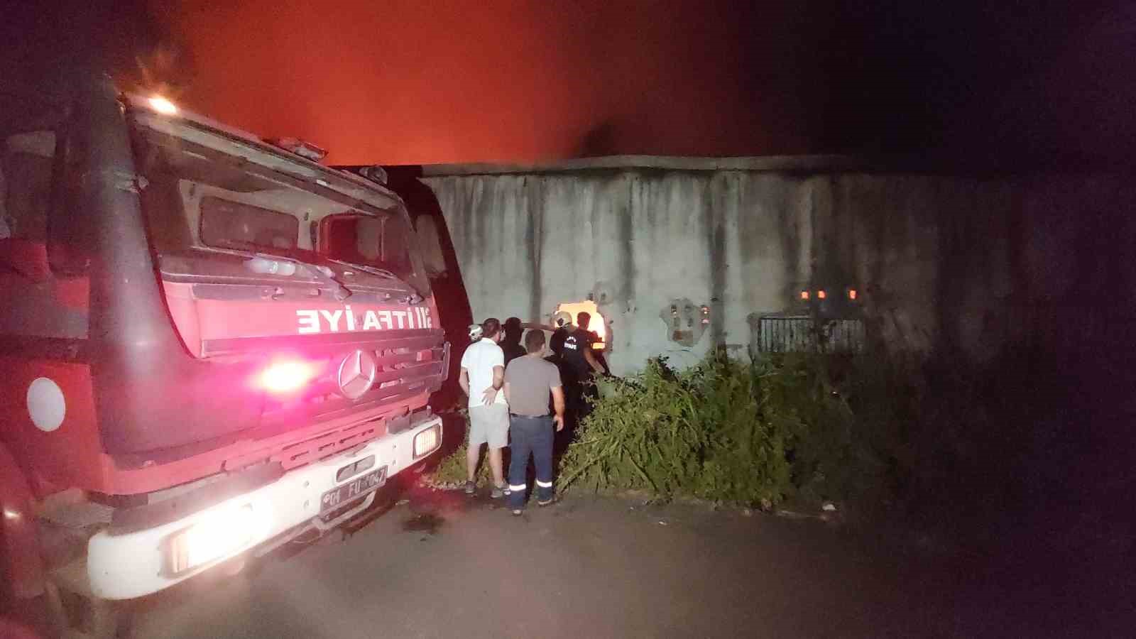 TOMA ve itfaiye ahşap imalathanesinde &ccedil;ıkan yangını kontrol altına aldı
