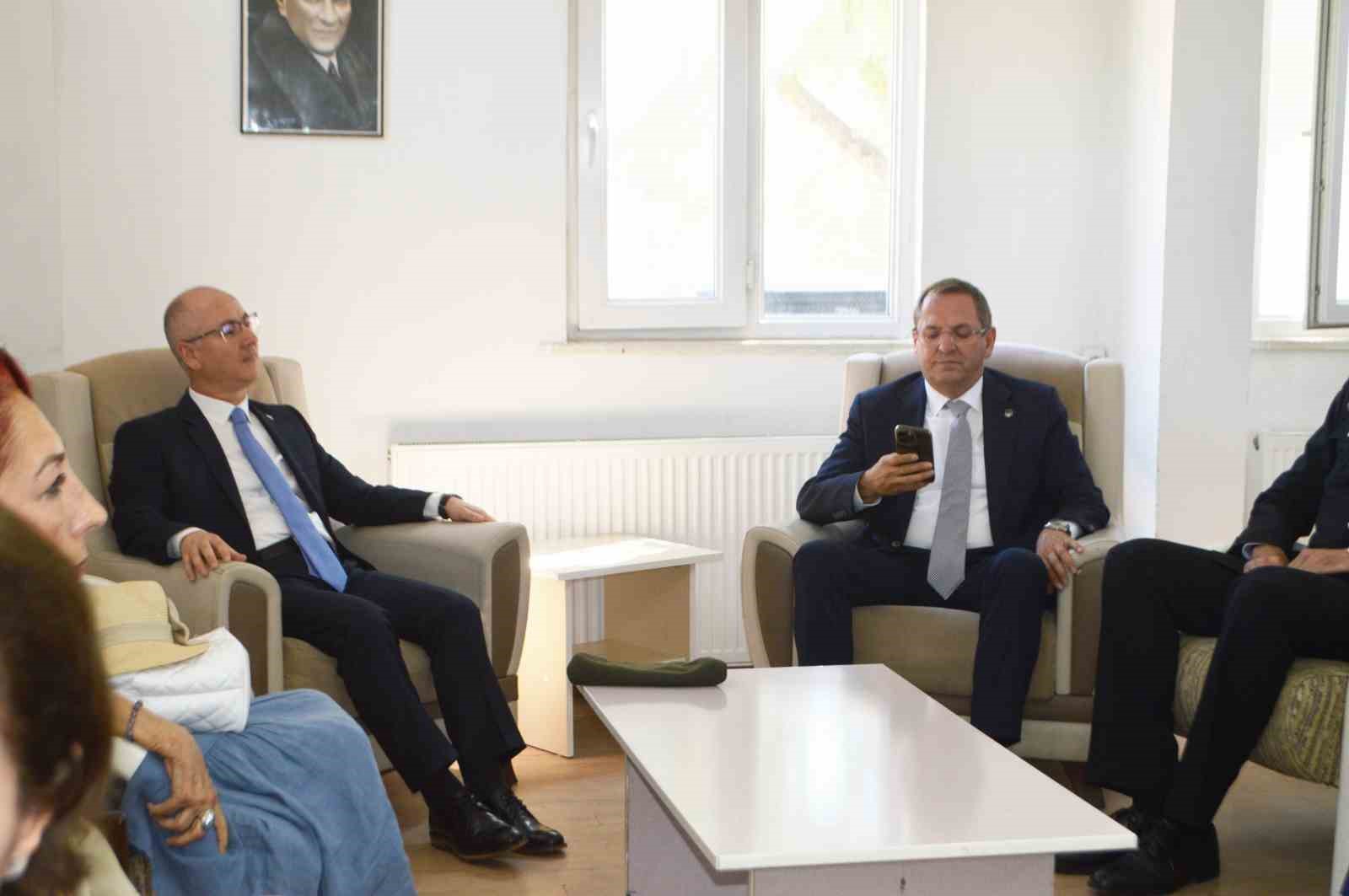 Ayvalık&rsquo;ta protokol &uuml;yeleri kolluk g&uuml;&ccedil;leri ve yaşlılarla bayramlaştı
