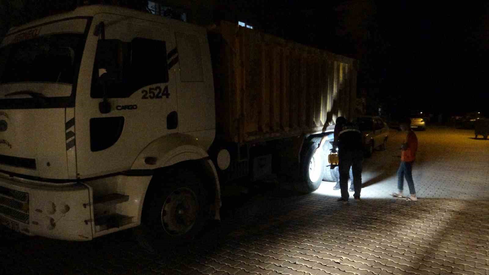 Tartıştığı şahsa ait aracın lastiklerine bı&ccedil;akla zarar veren gen&ccedil; mahalleyi karıştırdı
