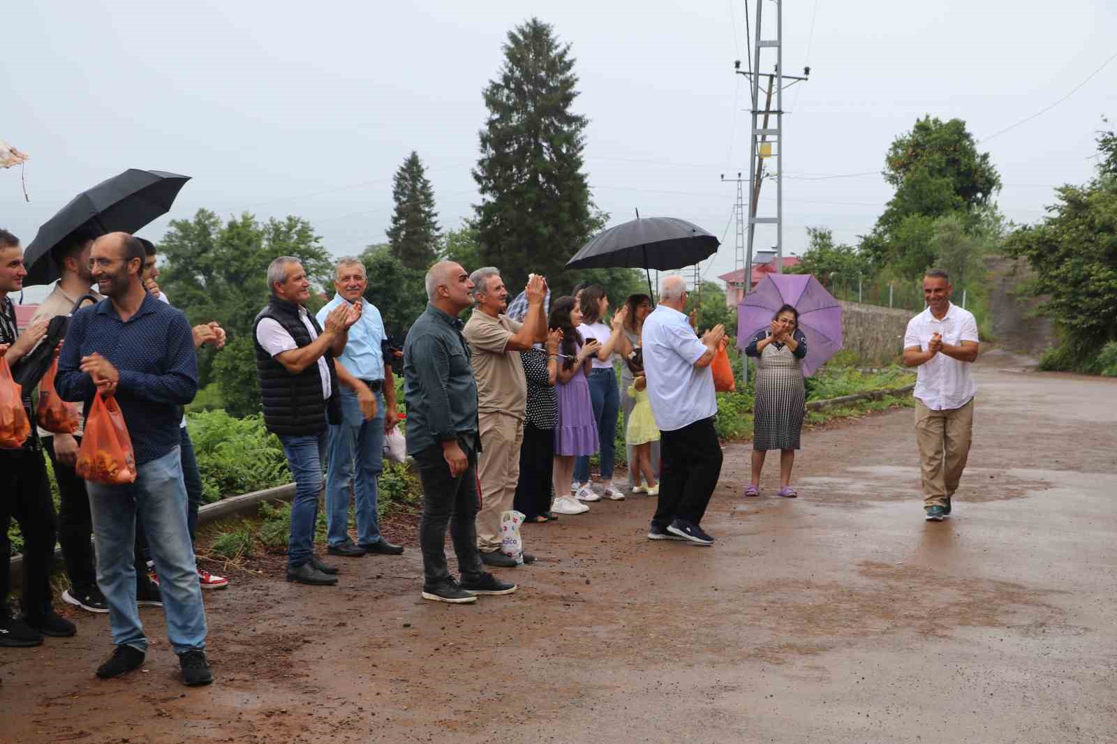 Atalarından gelen bayramlaşma geleneğini sürdürüyorlar
