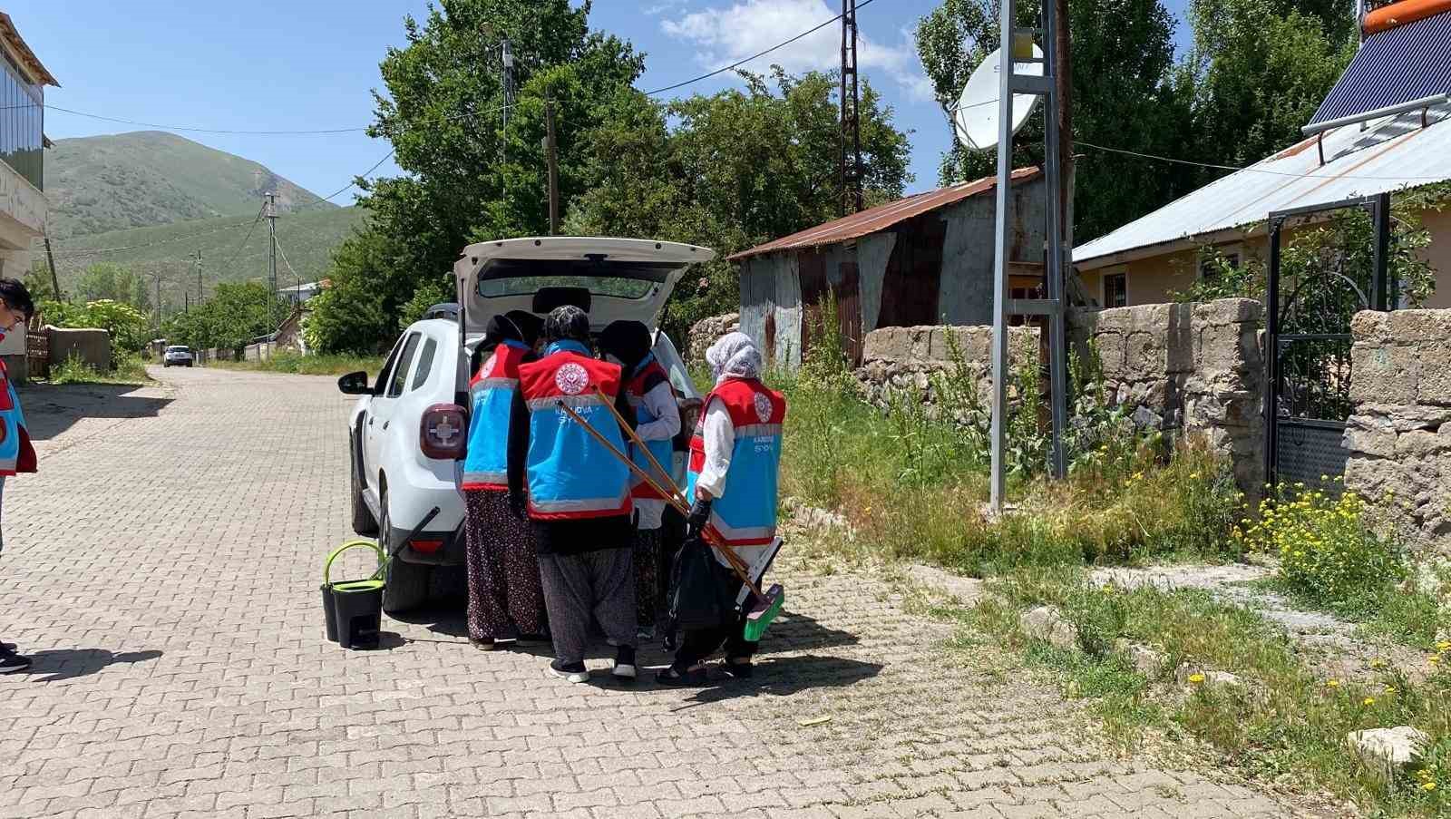 “Vefa” ekibi yaşlı ve hastaların yardımına koşuyor
