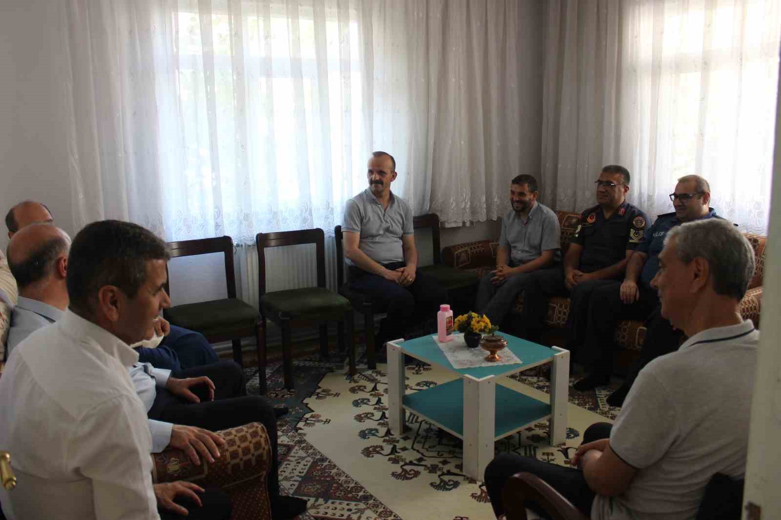 Kaymakam &Uuml;nal ve il&ccedil;e protokol&uuml; şehit babasını Babalar G&uuml;n&uuml;&rsquo;nde yalnız bırakmadı
