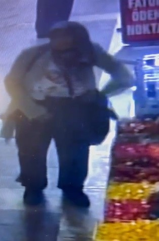 Yaşlı kadının kolonya hırsızlığı g&uuml;venlik kamerasında
