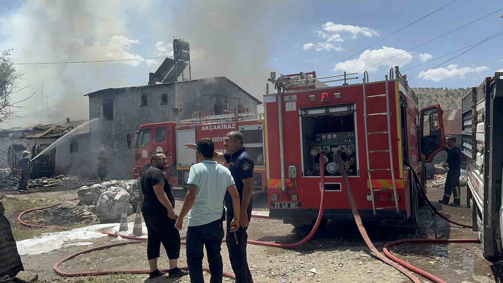 Elazığ’da geri dönüşüm deposunda yangın: Ev, depo ve bir araç kül oldu