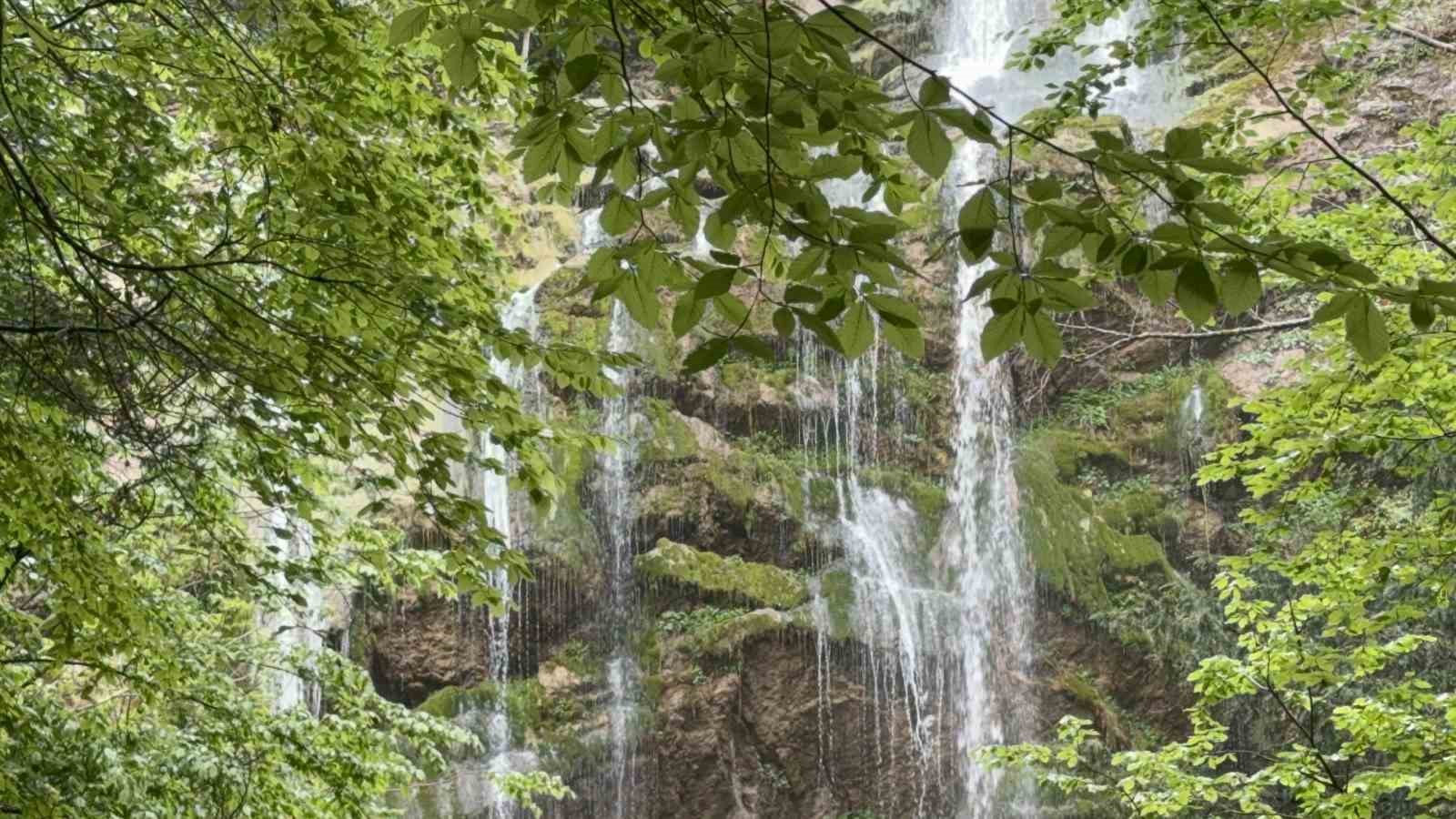 Saklıkent Şelalesi doğal güzelliği ile dikkat çekiyor
