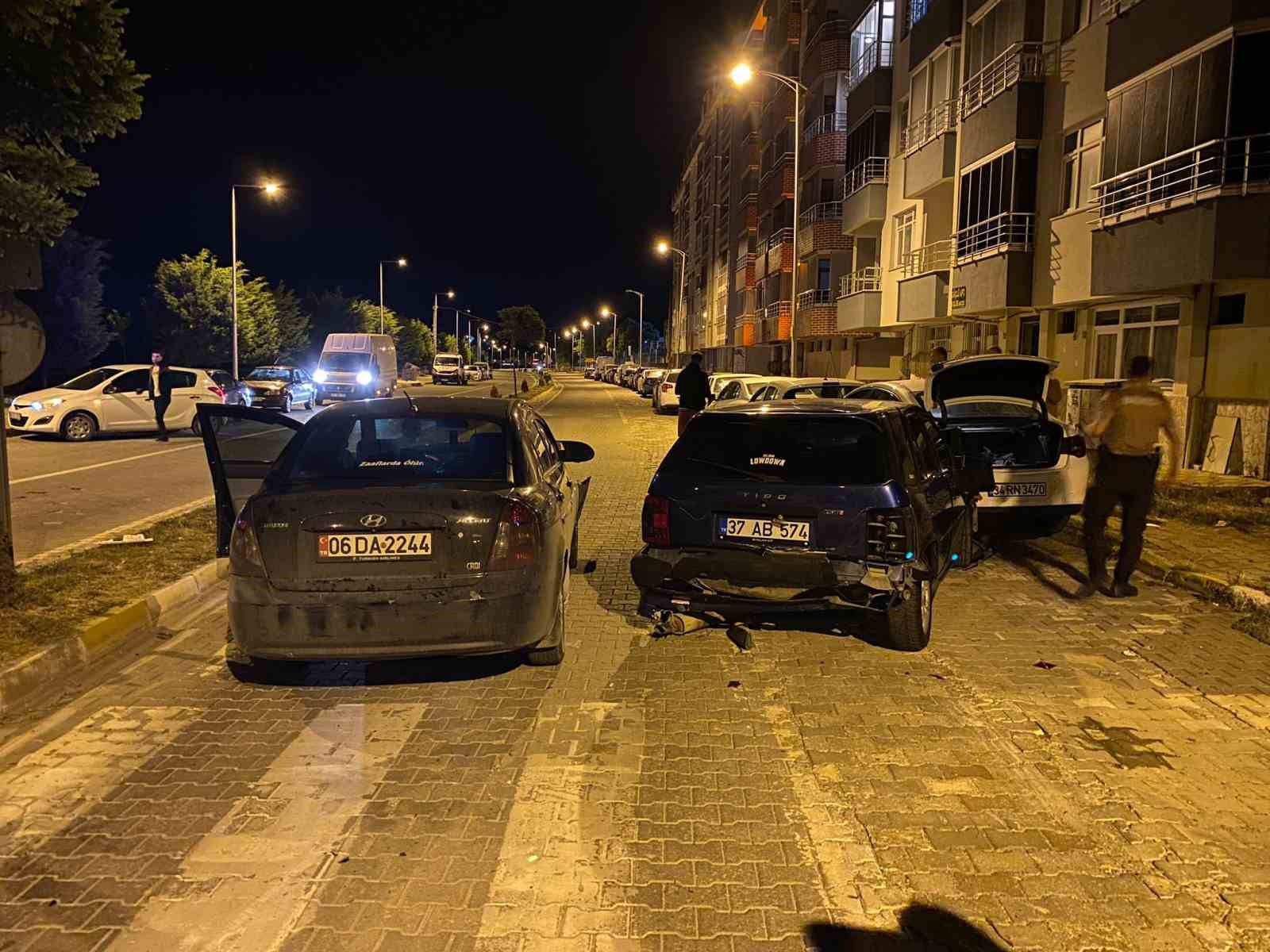 K&ouml;peğe &ccedil;arpmamak i&ccedil;in ani fren yapan s&uuml;r&uuml;c&uuml; otomobille &ccedil;arpıştı: 6 yaralı
