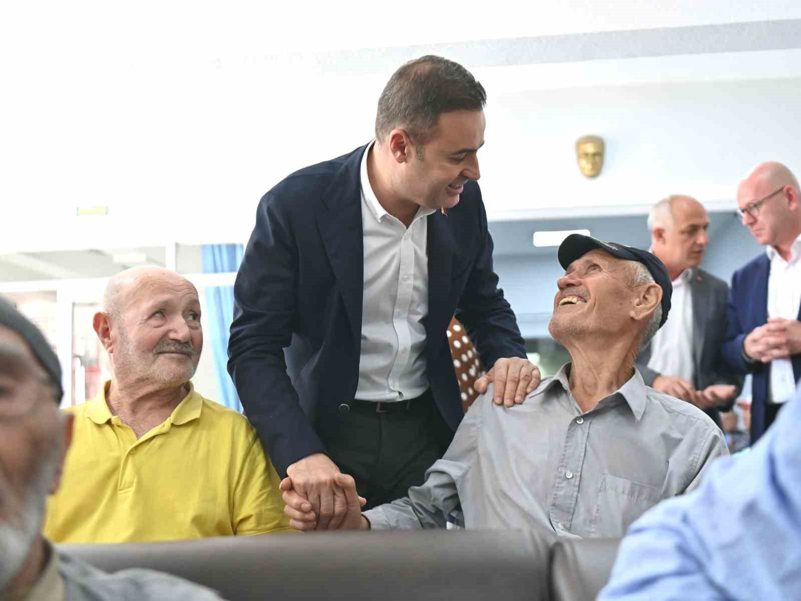 Başkan Akın, bayramı vatandaşlarla i&ccedil; i&ccedil;e ge&ccedil;iriyor
