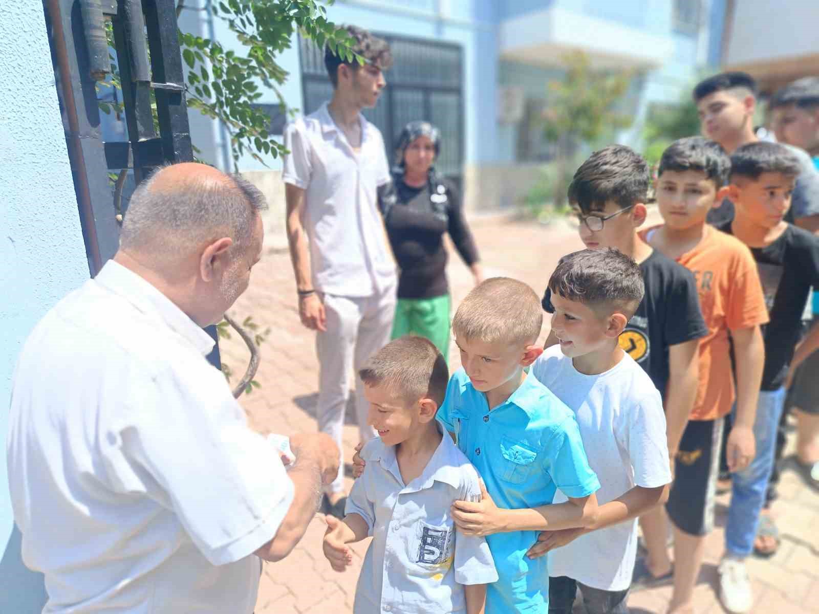 18 yıllık gelenek bozulmadı, çocuklar bu bayramda da harçlıklarını aldı
