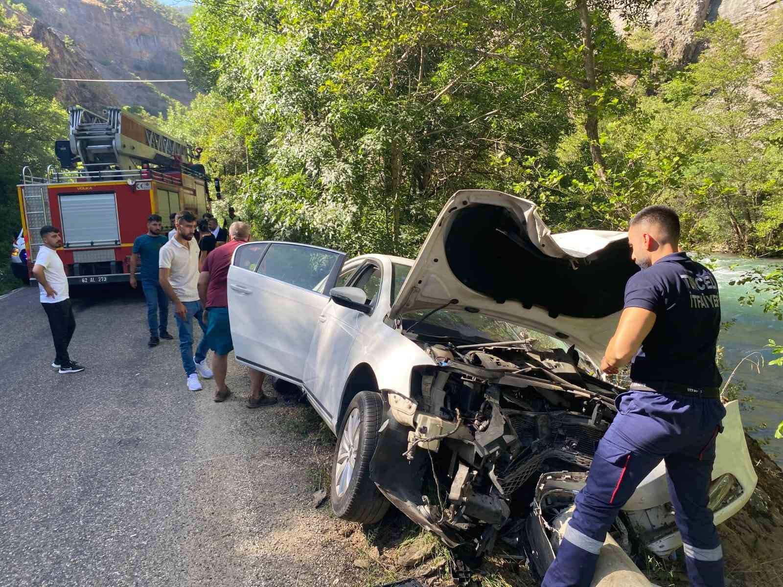 Tunceli’de kontrolden çıkan araç elektrik direğine çarptı: 4 yaralı
