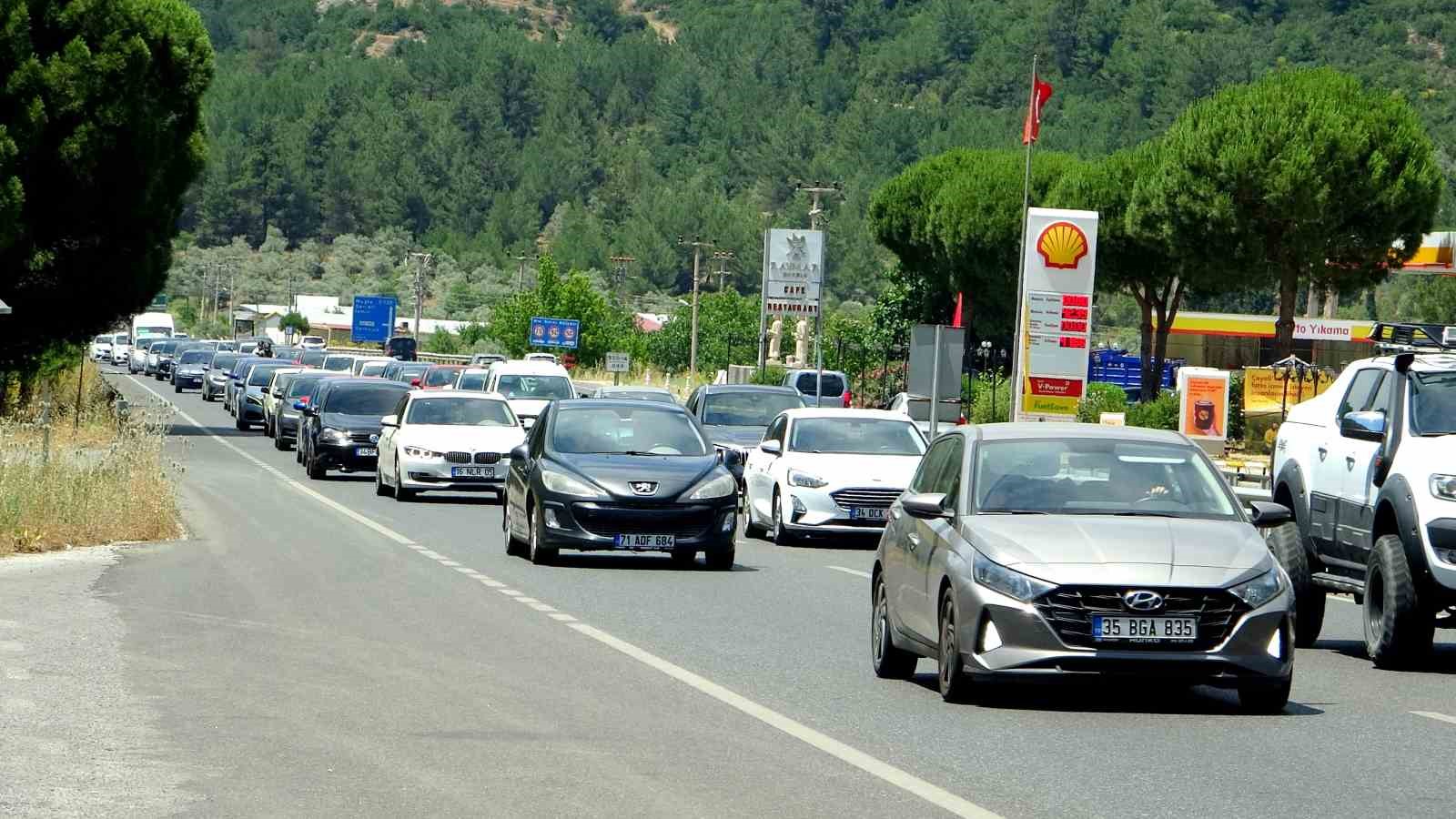 Muğla’ya 3 günde 140 bin araç giriş yaptı 