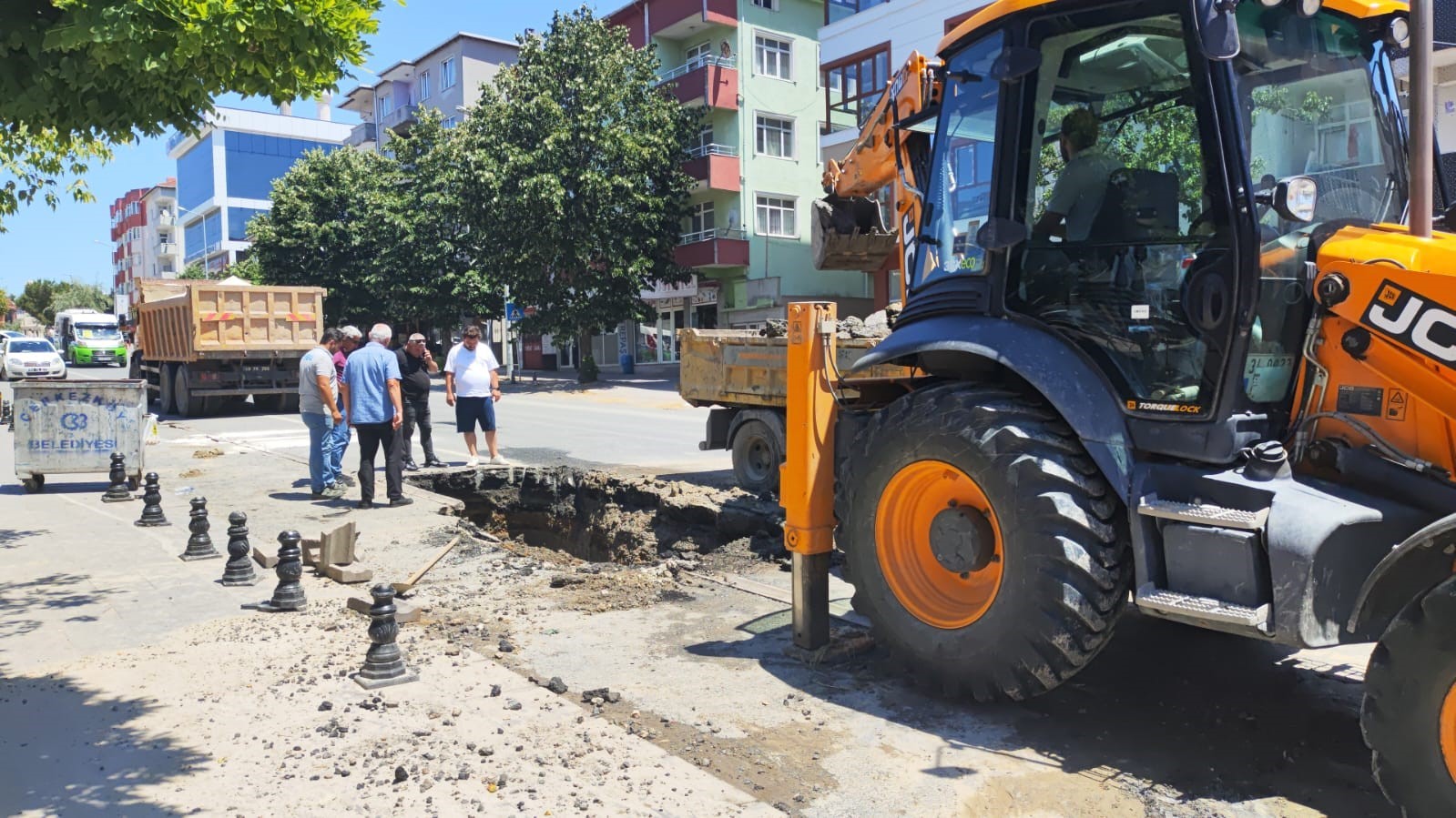 Tekirdağ&rsquo;da 90&rsquo;ları aratmayan g&ouml;r&uuml;nt&uuml;: Bayram g&uuml;n&uuml; tankerlerle su taşıdılar
