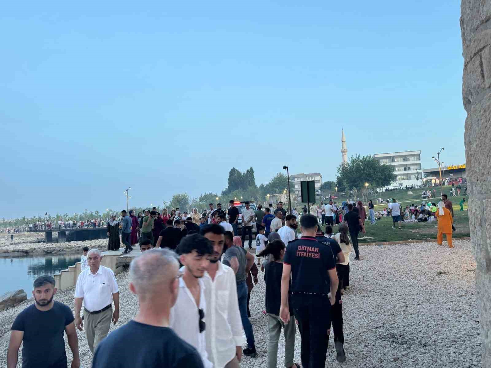 Silvan&rsquo;da barajda mahsur kalan 2 vatandaş kendi imkanlarıyla &ccedil;ıktı
