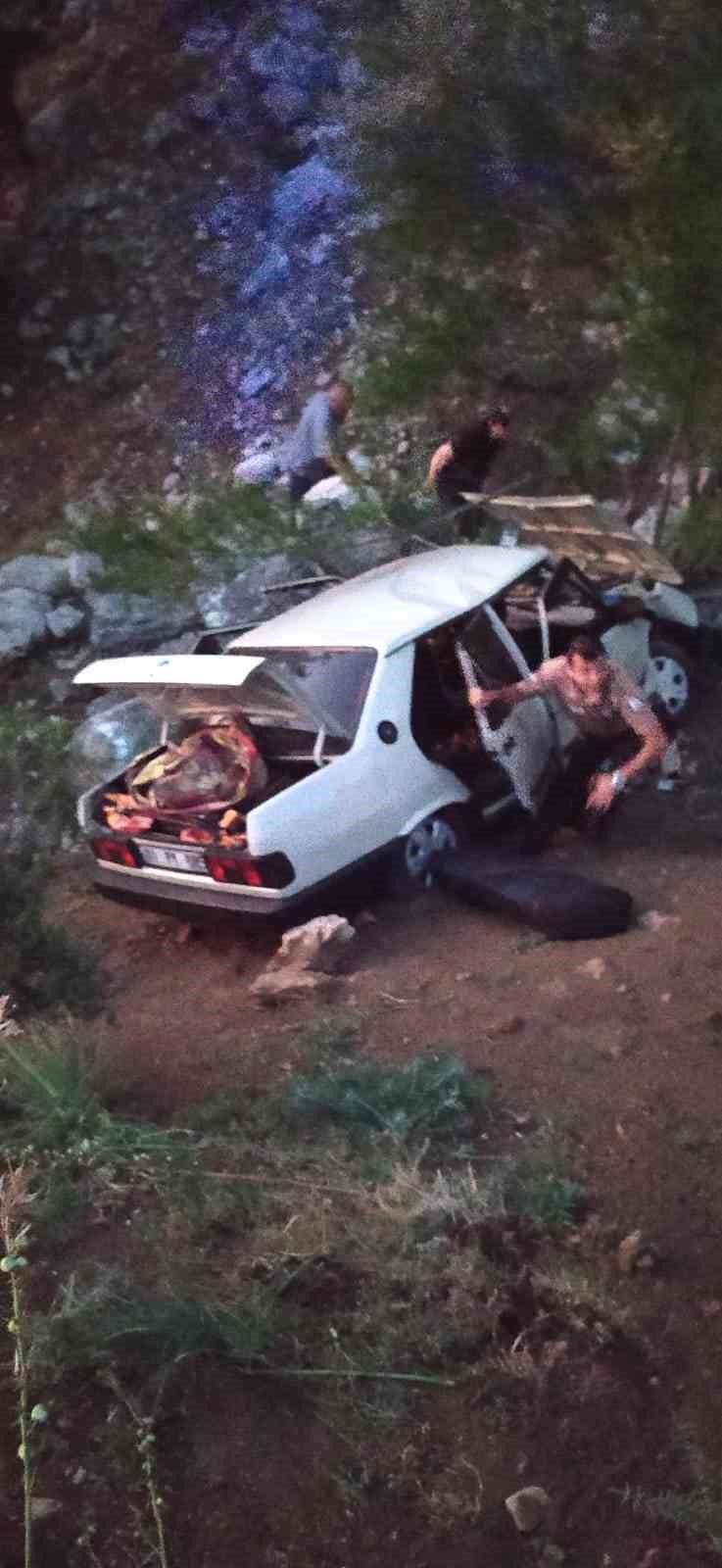 Adana&rsquo;da otomobil u&ccedil;urumdan yuvarlandı: 5 yaralı
