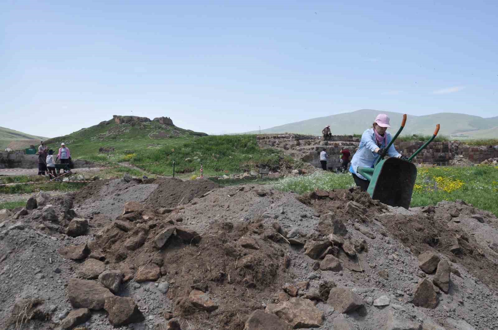 Kars&rsquo;ta toprak altındaki tarih g&uuml;n y&uuml;z&uuml;ne &ccedil;ıkarılıyor
