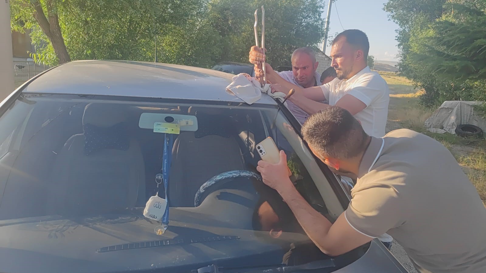 Arabada mahsur kalan &ccedil;ocuk dakikalar s&uuml;ren uğraşın sonunda kurtarıldı
