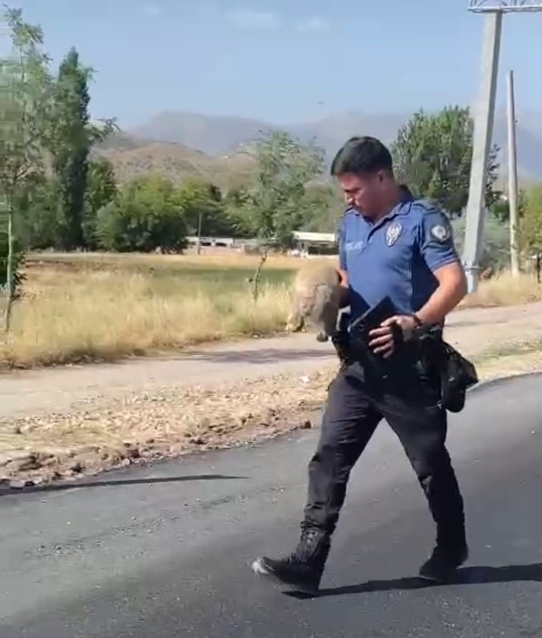 Polis, suçluyu yakalamak için değil, hayat kurtarmak için koştu
