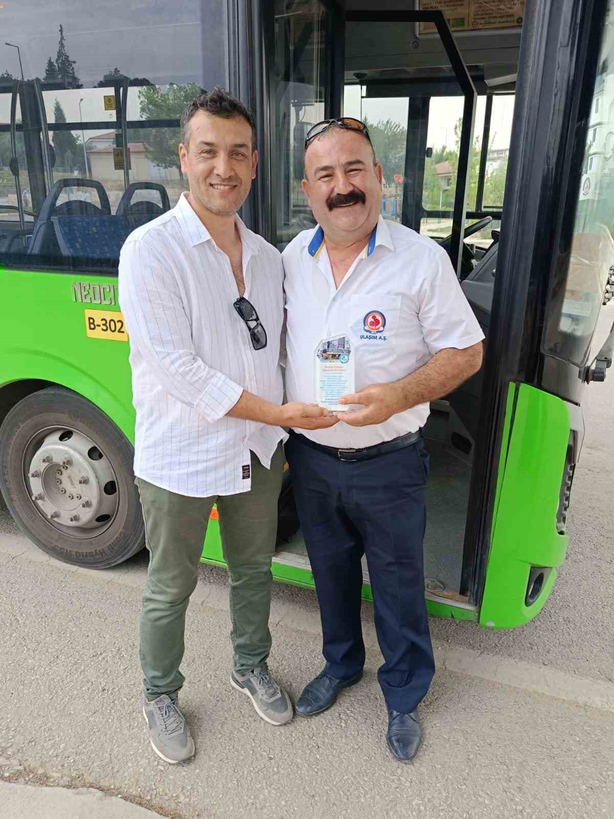 Eğitim sevdalısı şoföre onur ödülü