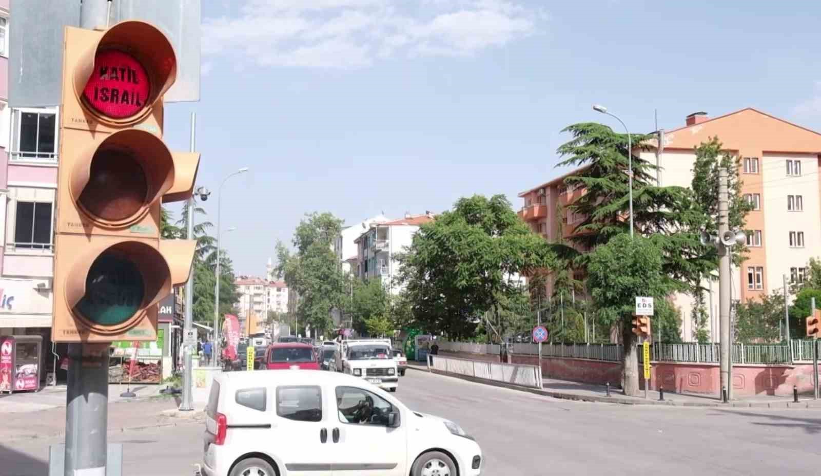 İsrail, trafik lambalarına yazılan yazı ile protesto edildi