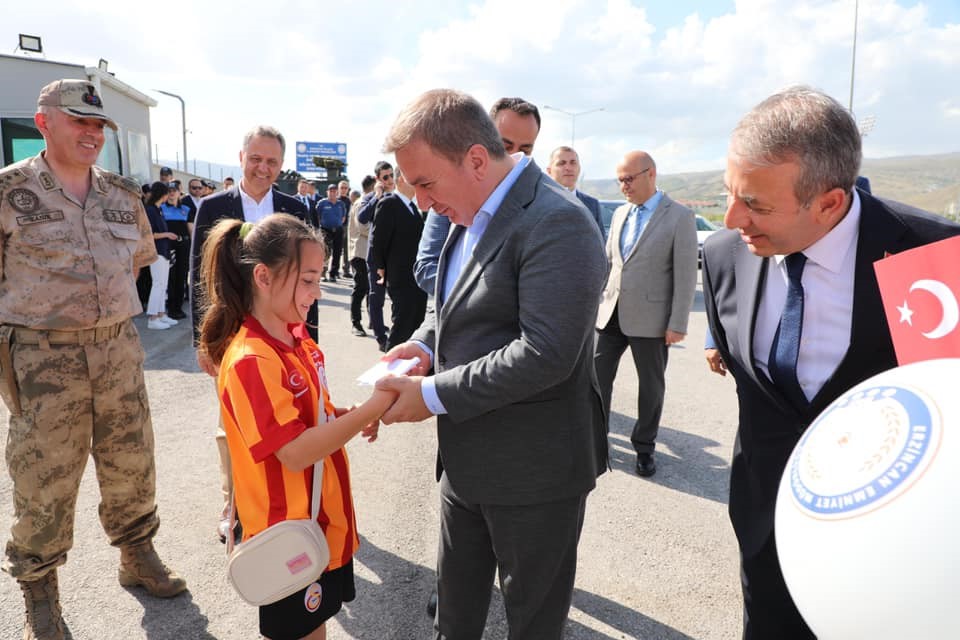 Validen g&ouml;rev başındaki personele bayram ziyareti
