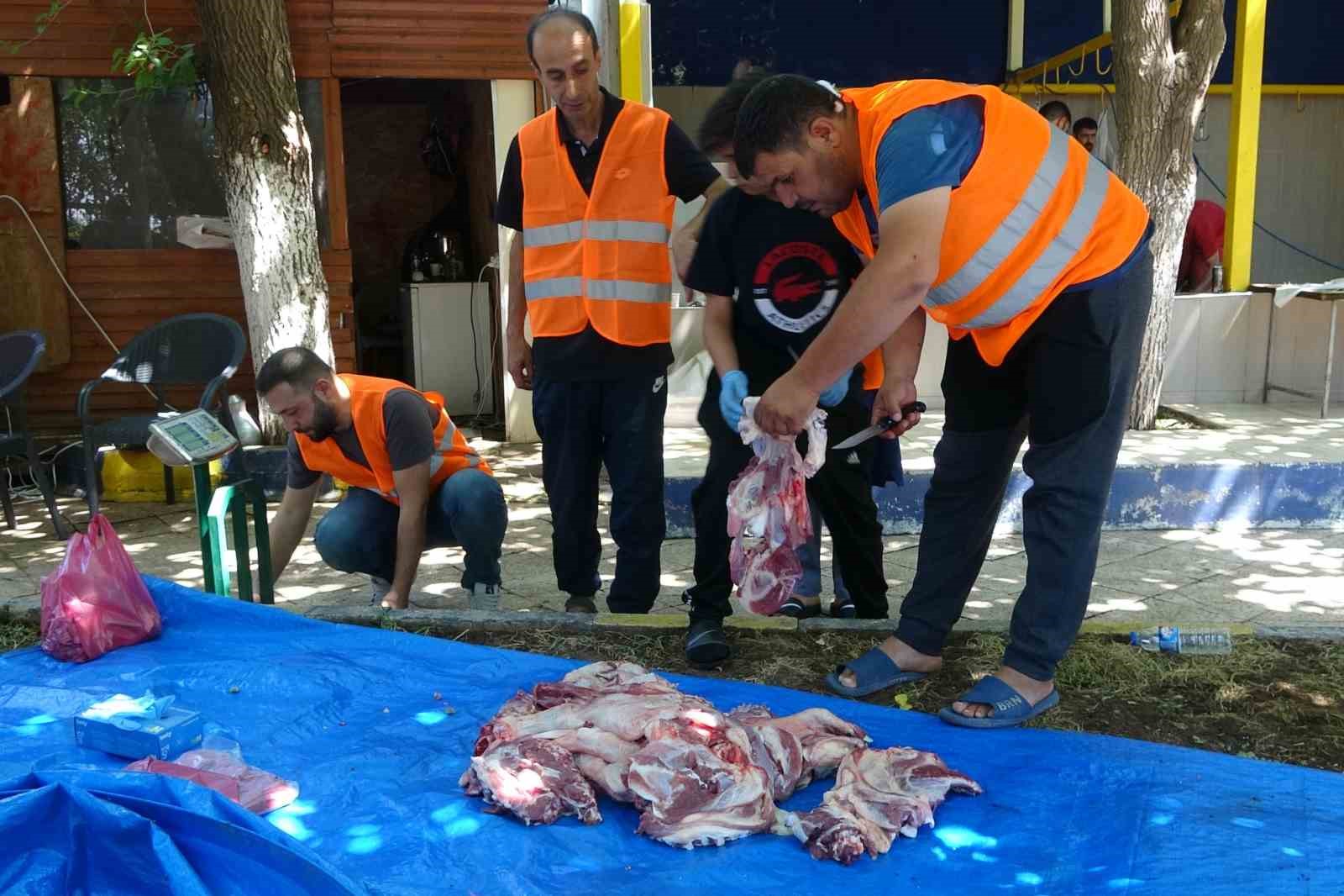 Diyarbakır’da yüzlerce aileye kurban eti ulaştırıldı 