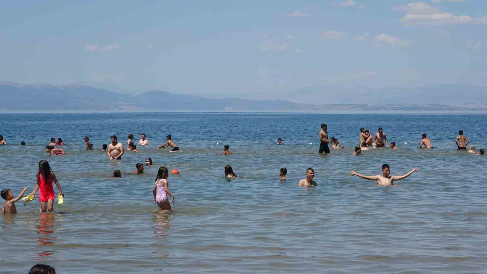 Eğirdir Gölü Akdeniz sahillerini aratmadı
