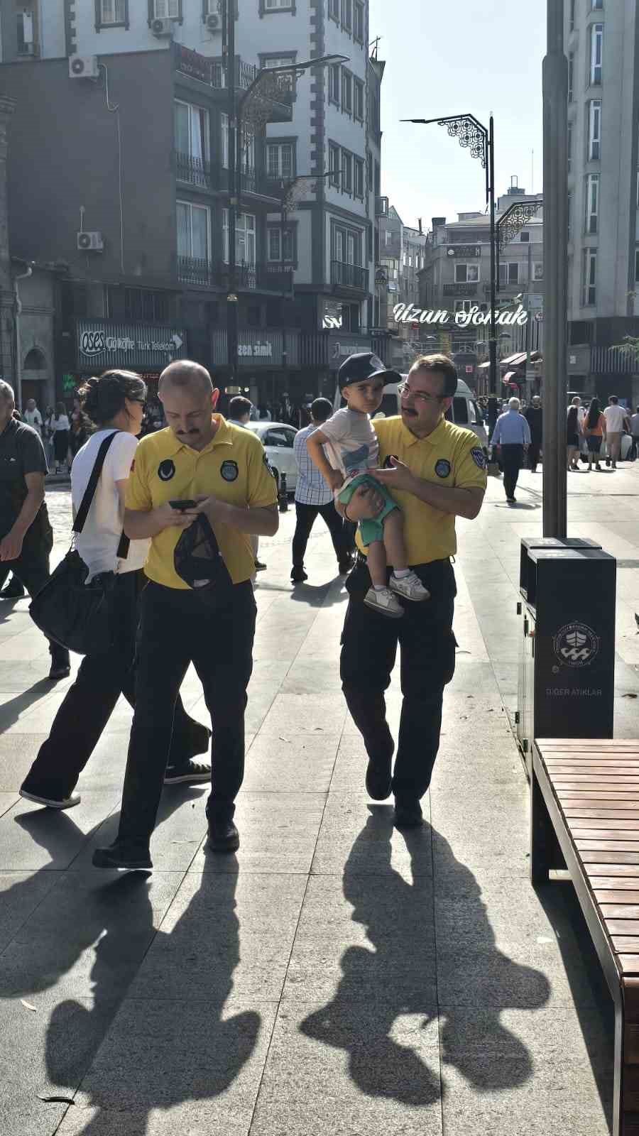 Turizm zabıtası kaybolan yabancı uyruklu çocuğun ailesini buldu
