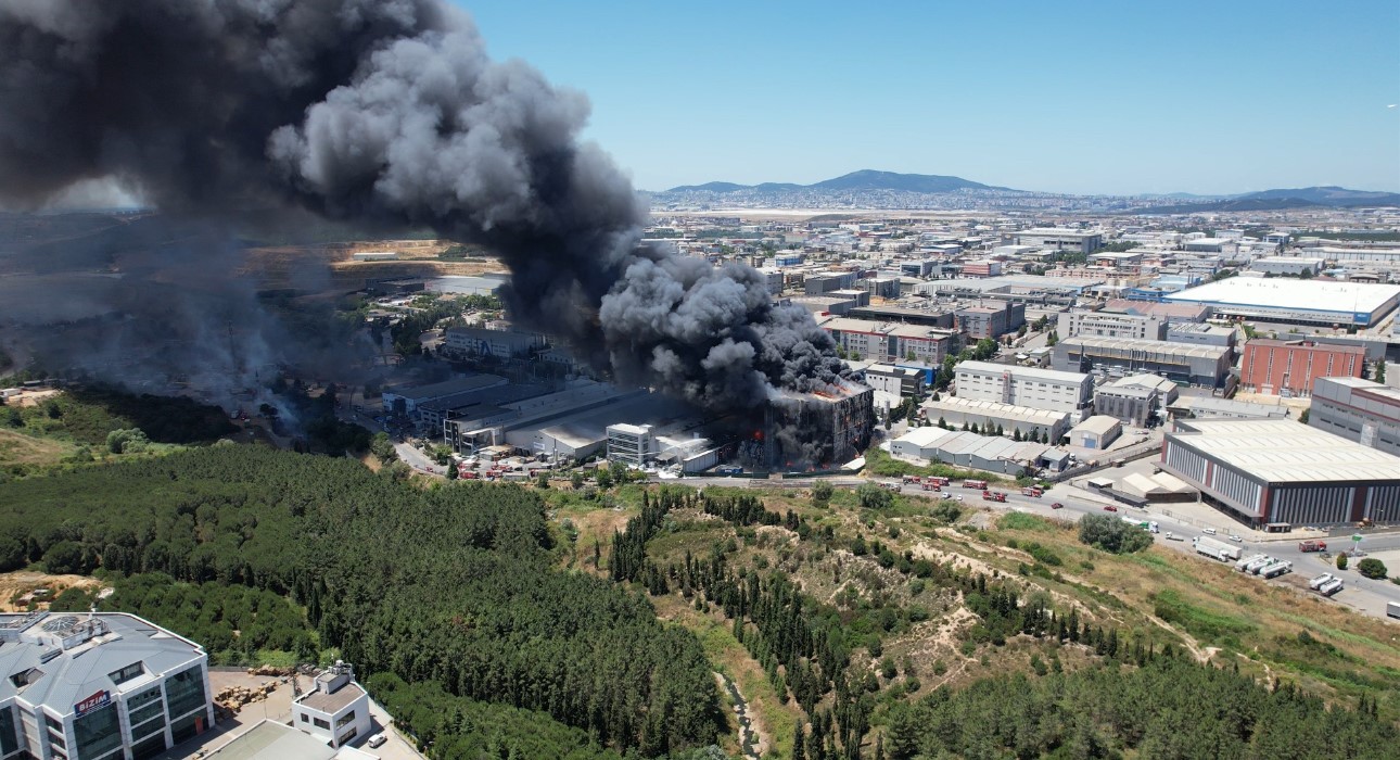 Tuzla&rsquo;da yanan fabrika havadan g&ouml;r&uuml;nt&uuml;lendi
