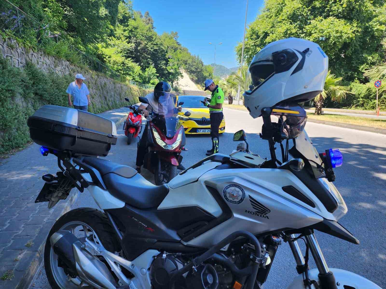 Kdz. Ereğli&rsquo;de yapılan kask kullanımı uygulamaları sonu&ccedil; vermeye başladı
