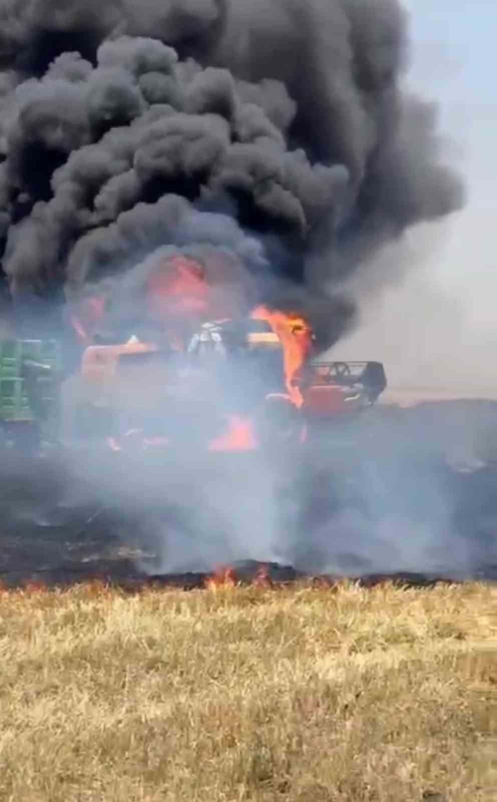Diyarbakır’da 50 dönüm ekili arazi ve biçerdöver yandı
