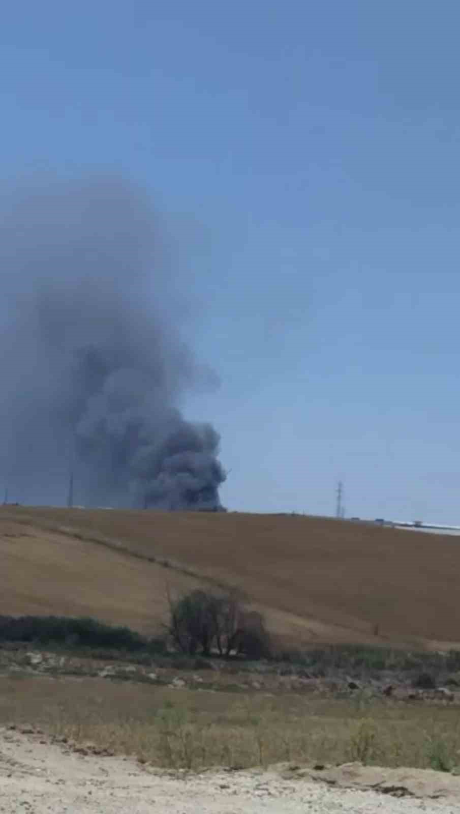 Tekirdağ&rsquo;da fabrika yangını: G&ouml;ky&uuml;z&uuml; siyah &ouml;rt&uuml; ile kaplandı
