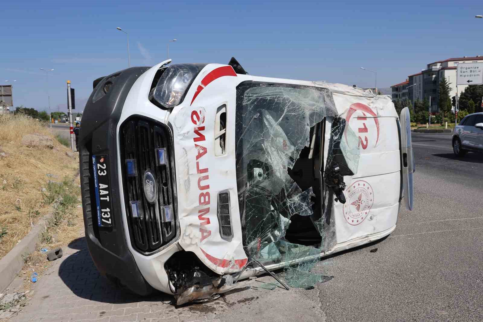 Elazığ’da ambulans takla attı: 5 yaralı