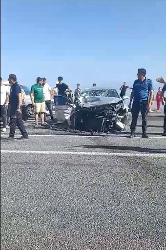 Başkanların otomobili hafif ticari ara&ccedil;la &ccedil;arpıştı: 7 yaralı
