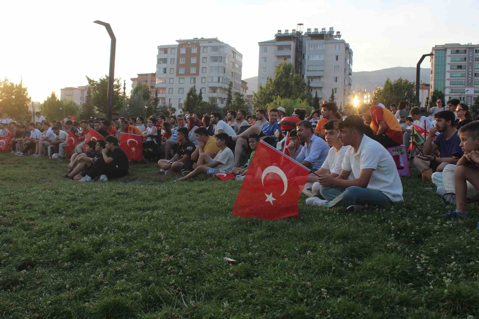 Milli maça yoğun ilgi: Maçı dev ekranda izlediler
