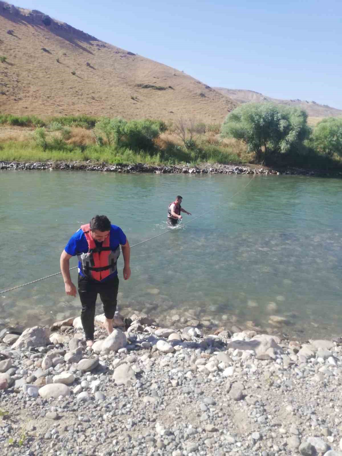 Siirt’te baraj suyunun yükselmesiyle mahsur kalan aile kurtarıldı
