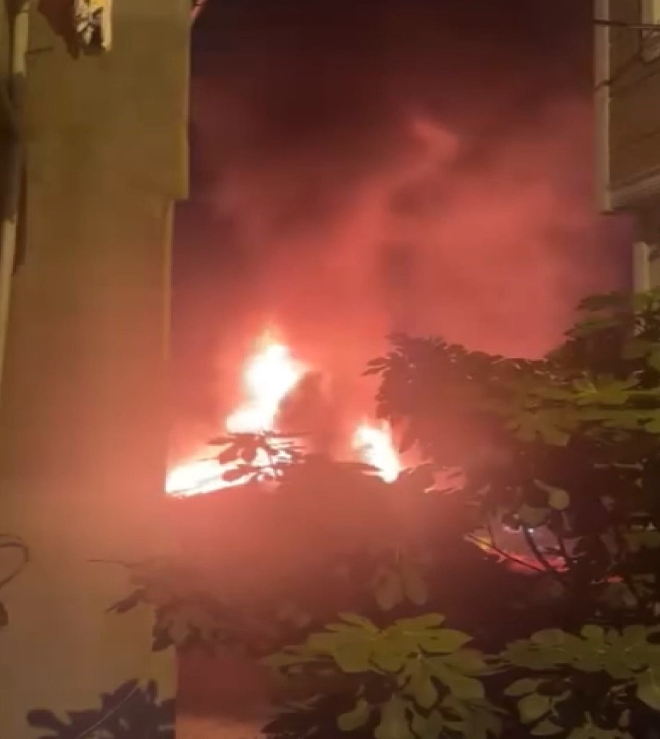 Kağıthane’de 5 katlı binanın çatı katı alev alev yandı