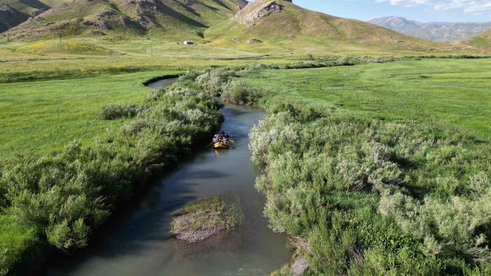 Beytüşşebaplı sporcular 35 kilometrelik mendereslerde rafting yaptı
