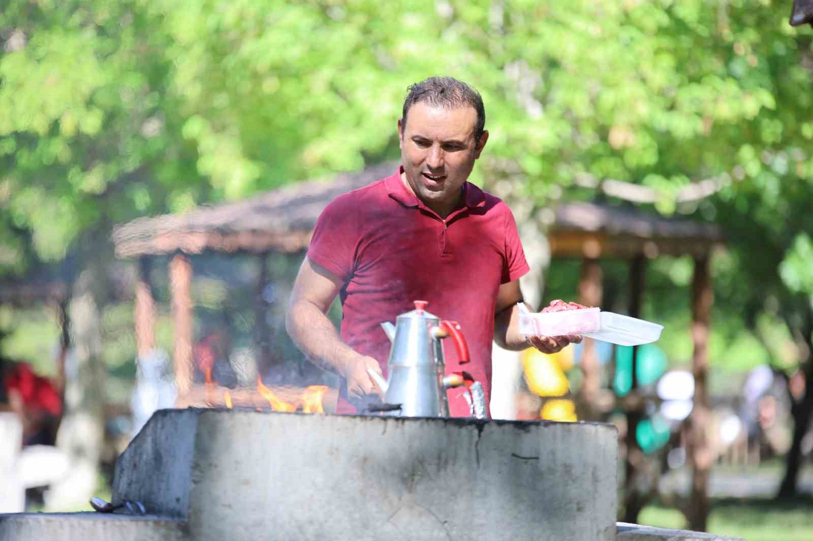 Sivaslıların uğrak mekânı bayramda da doldu taştı
