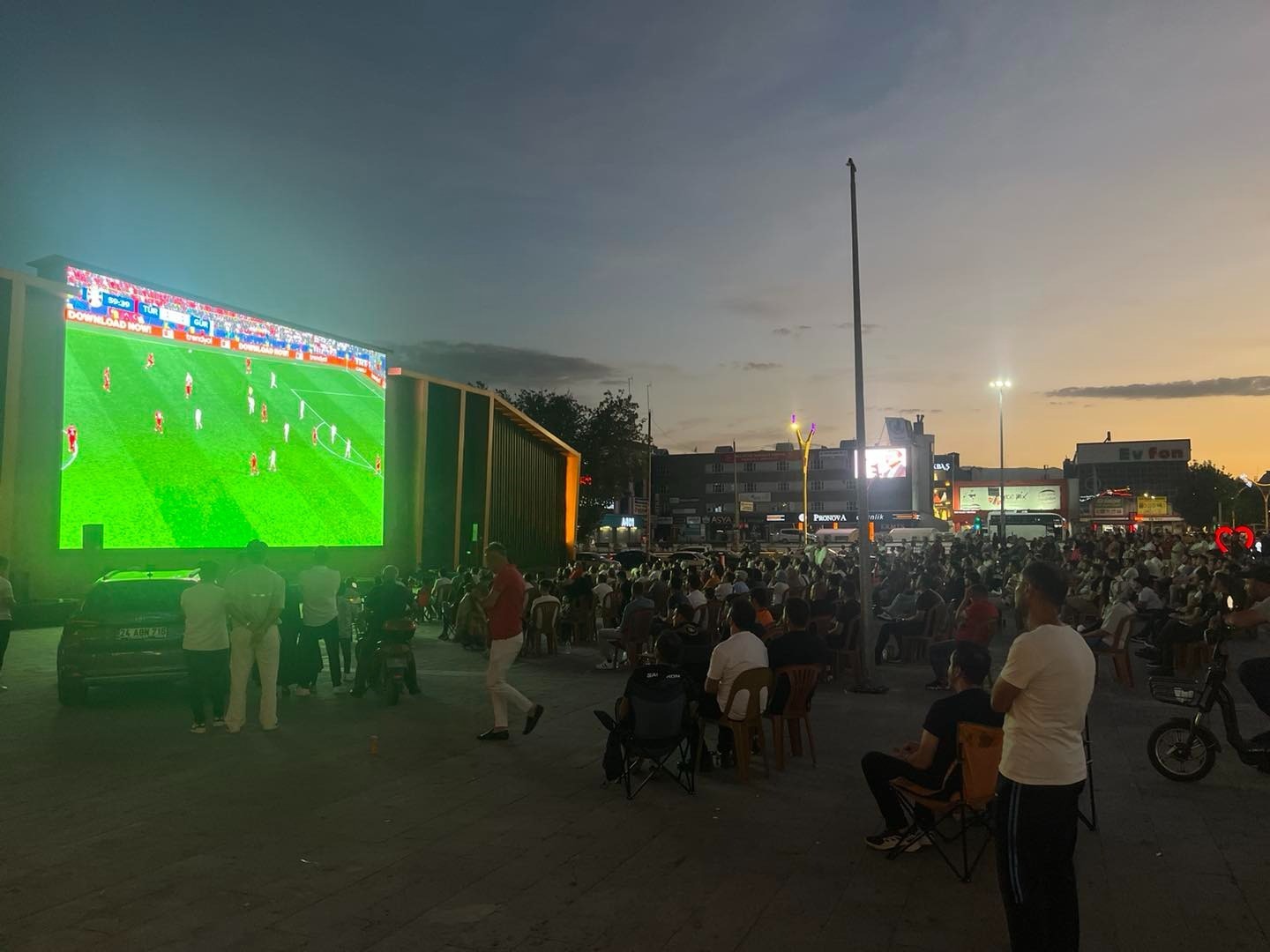 Erzincan&rsquo;da milli heyecan dev ekranda yaşandı
