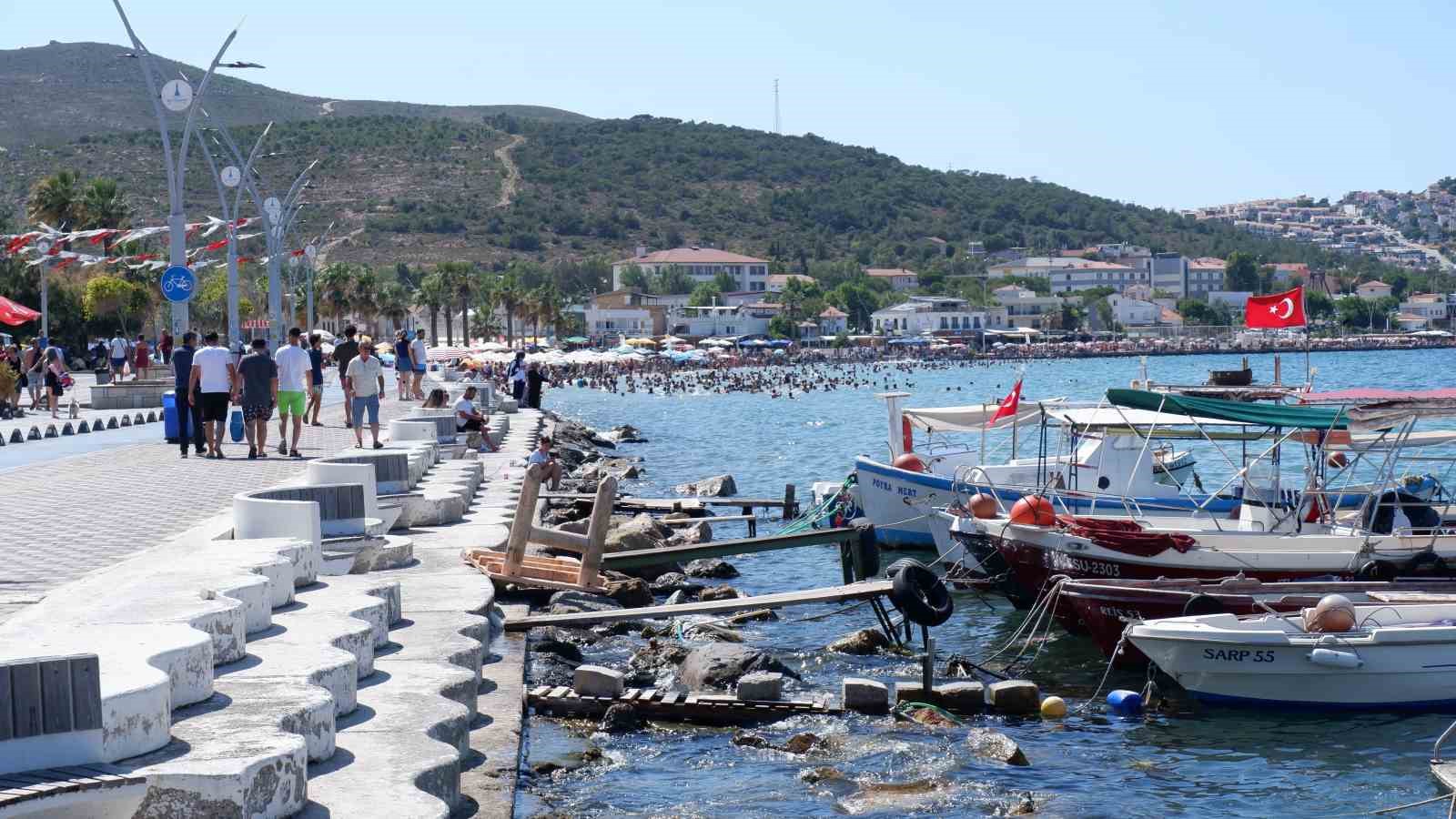 Foça’da tatilci yoğunluğu: Plajlar tıklım tıklım
