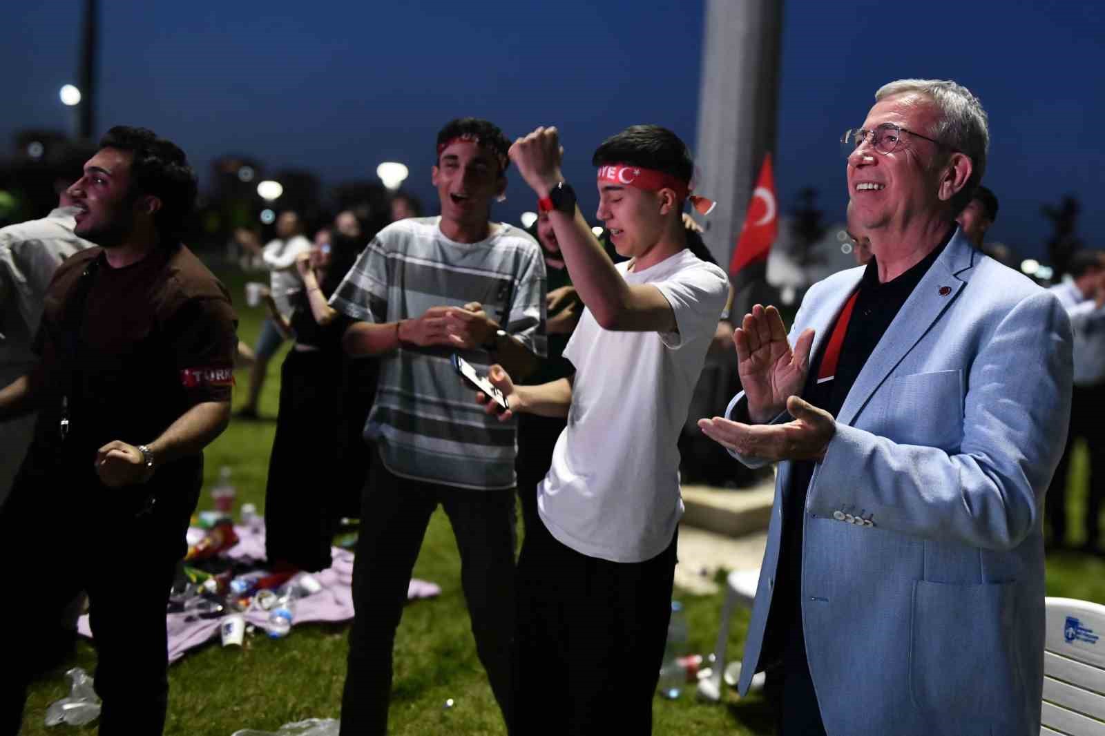 ABB Başkanı Mansur Yavaş, Başkentlilerle birlikte milli ma&ccedil;ı izledi
