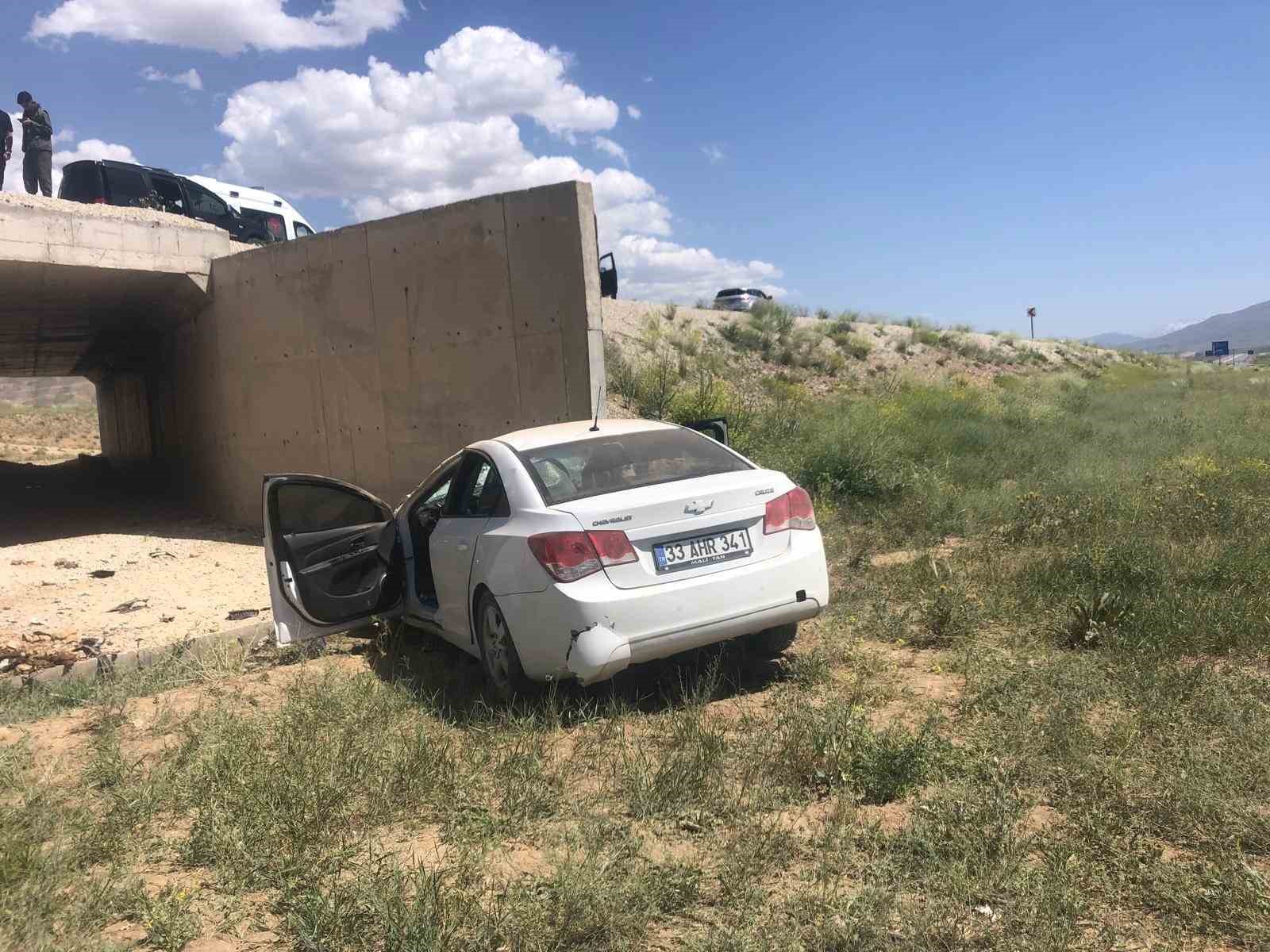 Başkale’de araç köprüden uçtu: 1 yaralı