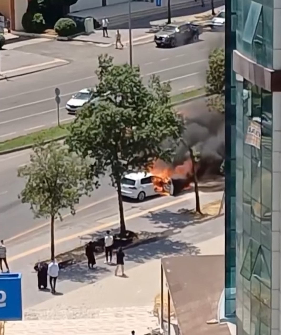 Diyarbakır’da park halindeki otomobil alev alev yandı
