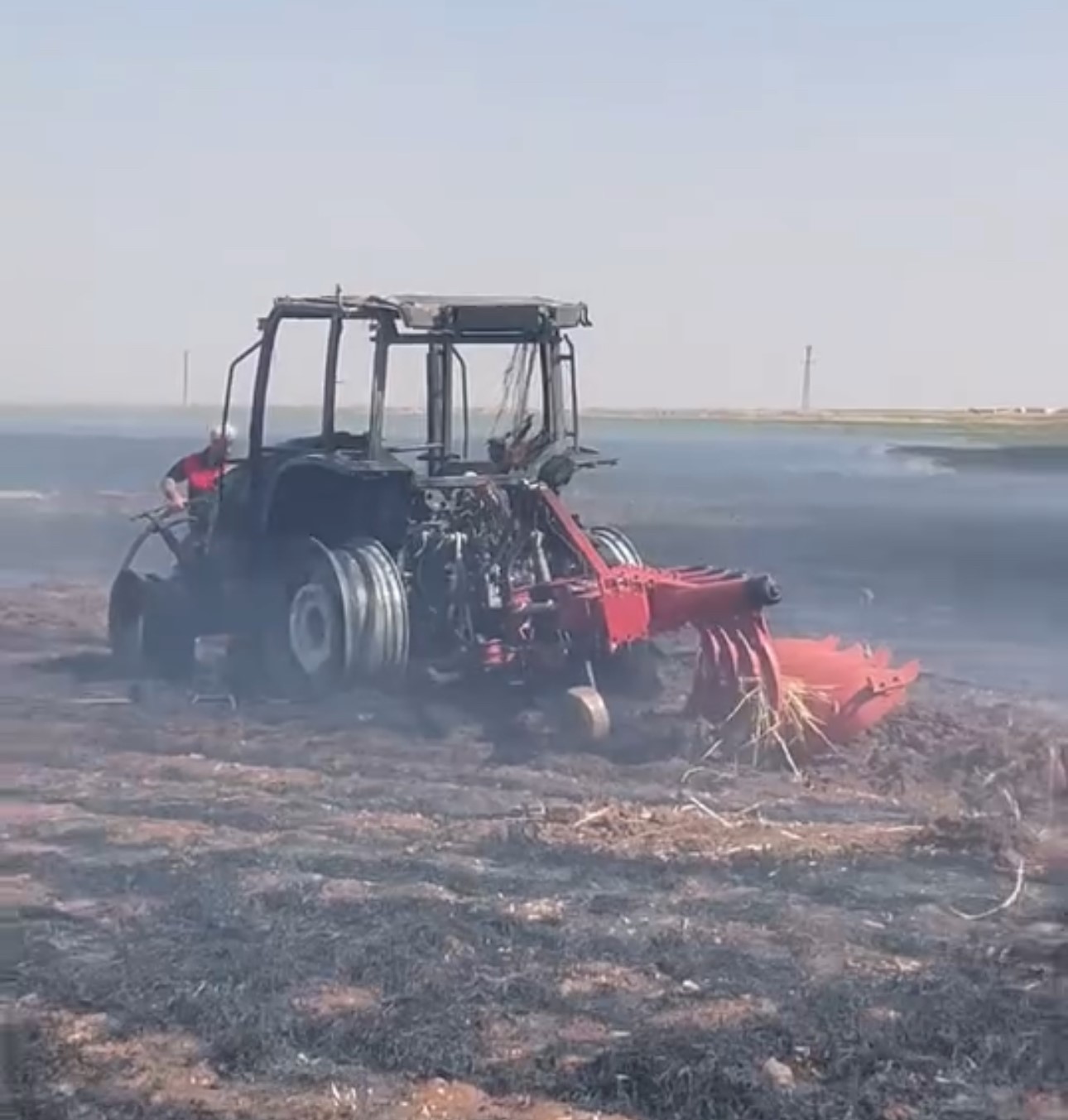 Siverek’te 300 dönümlük buğday tarlası ve bir traktör kül oldu