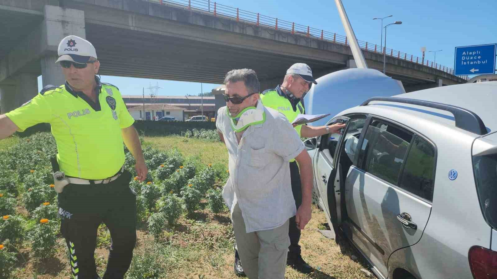 Zonguldak&rsquo;ta otomobil direğe &ccedil;arptı: 4 yaralı
