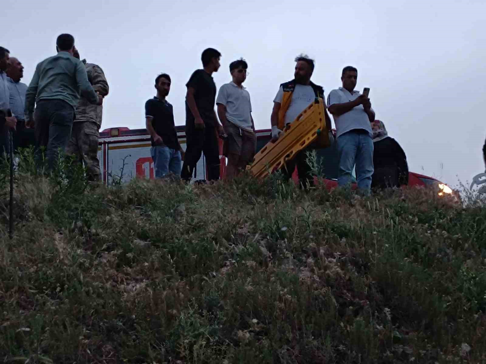 Ağrı&rsquo;da otomobil u&ccedil;uruma yuvarlandı: 4 yaralı 