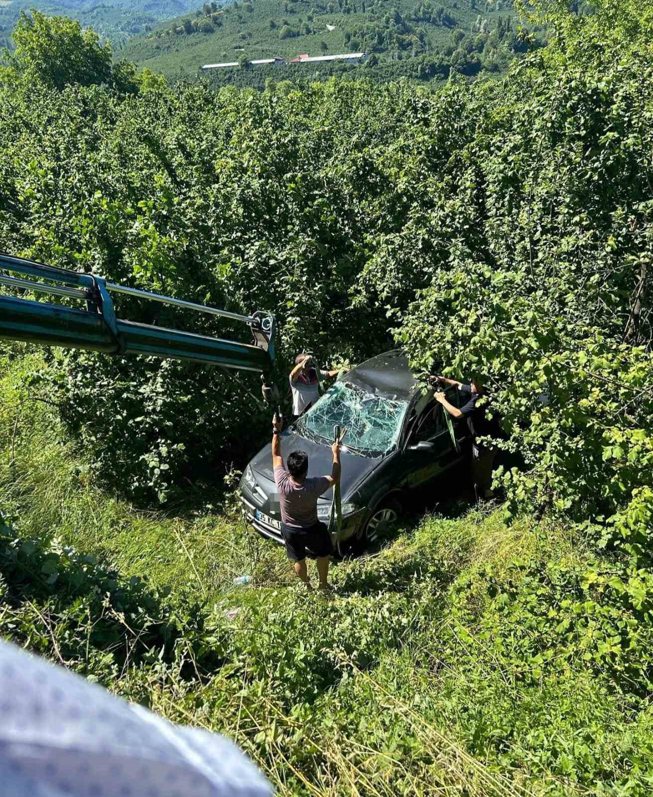 Otomobil fındık bah&ccedil;esine u&ccedil;tu, s&uuml;r&uuml;c&uuml; kazadan yara almadan kurtuldu
