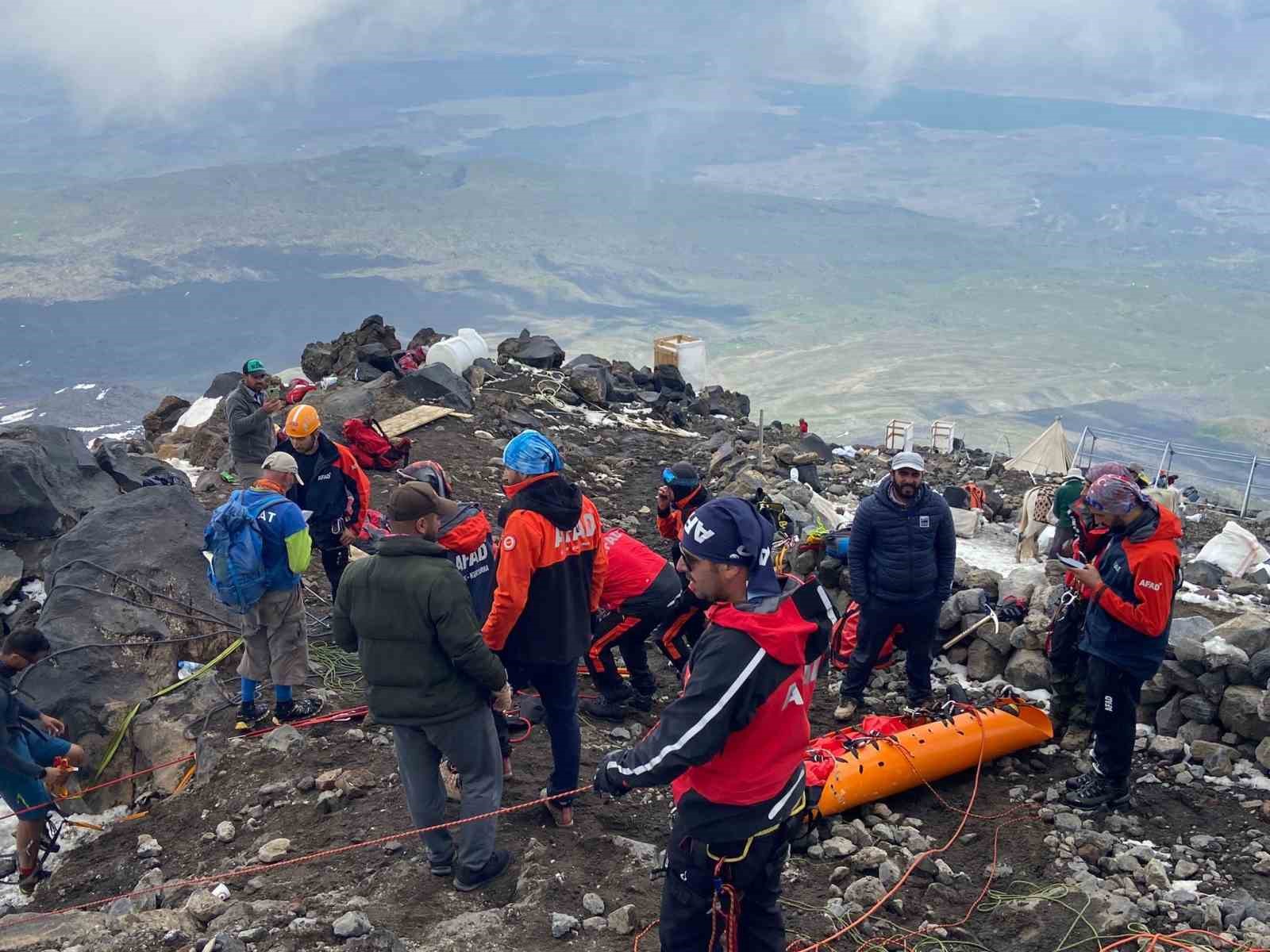 Ağrı Dağı’nda hayatını kaybeden İranlı dağcının cenazesi dağdan indirildi